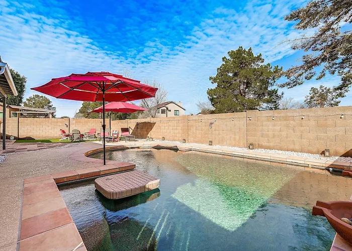 3 Mi To Dtwn: W/ Heated Pool In Hébergement de vacances